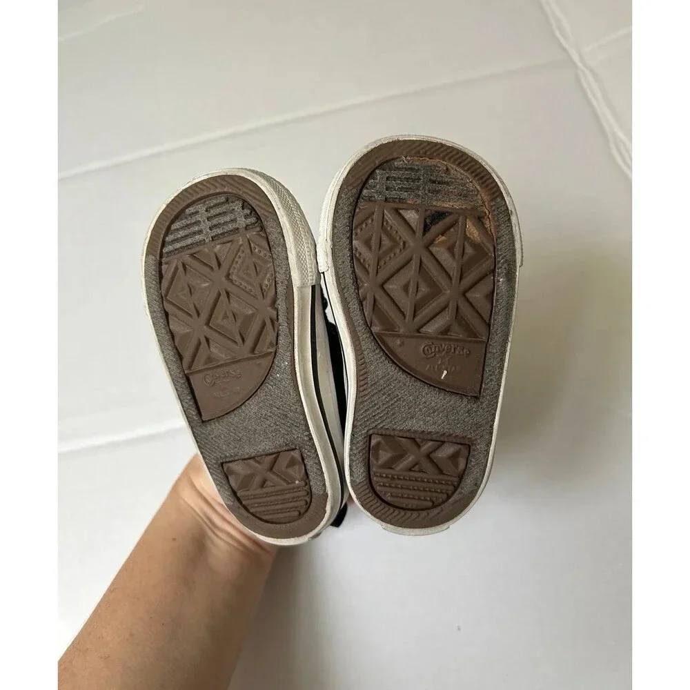Converse toddler low top sneakers size 4